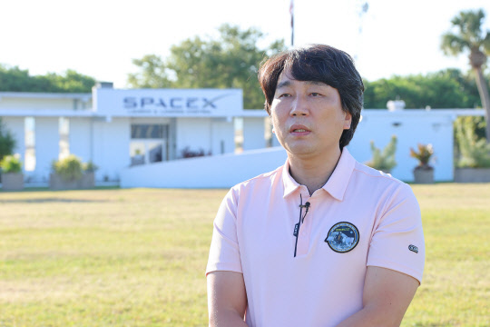 김대관 항우연 달탐사사업단장이 미국 플로리다주 케이프커내버럴 내 스페이스X에서 인터뷰를 하고 있다.  미국 플로리다 케이프커네버럴 = 공동취재기자단